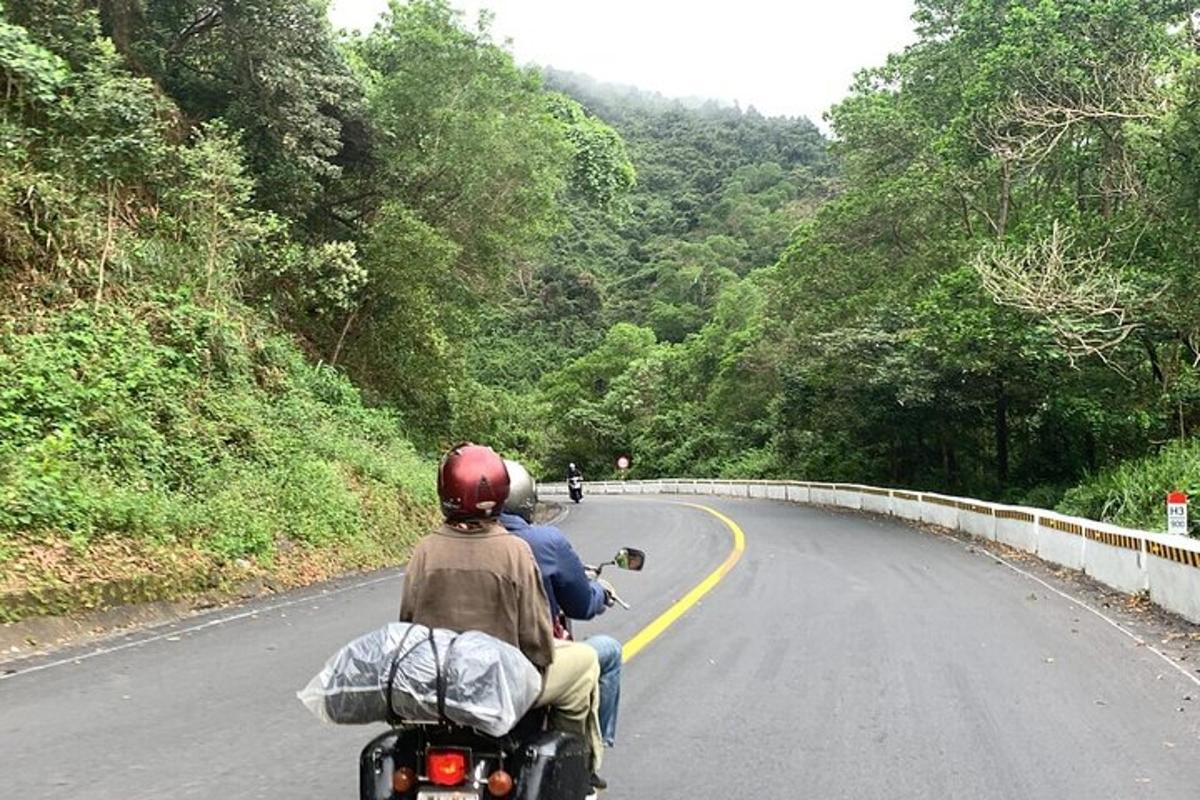 dvaja ľudia jazdiaci na motorke po ceste