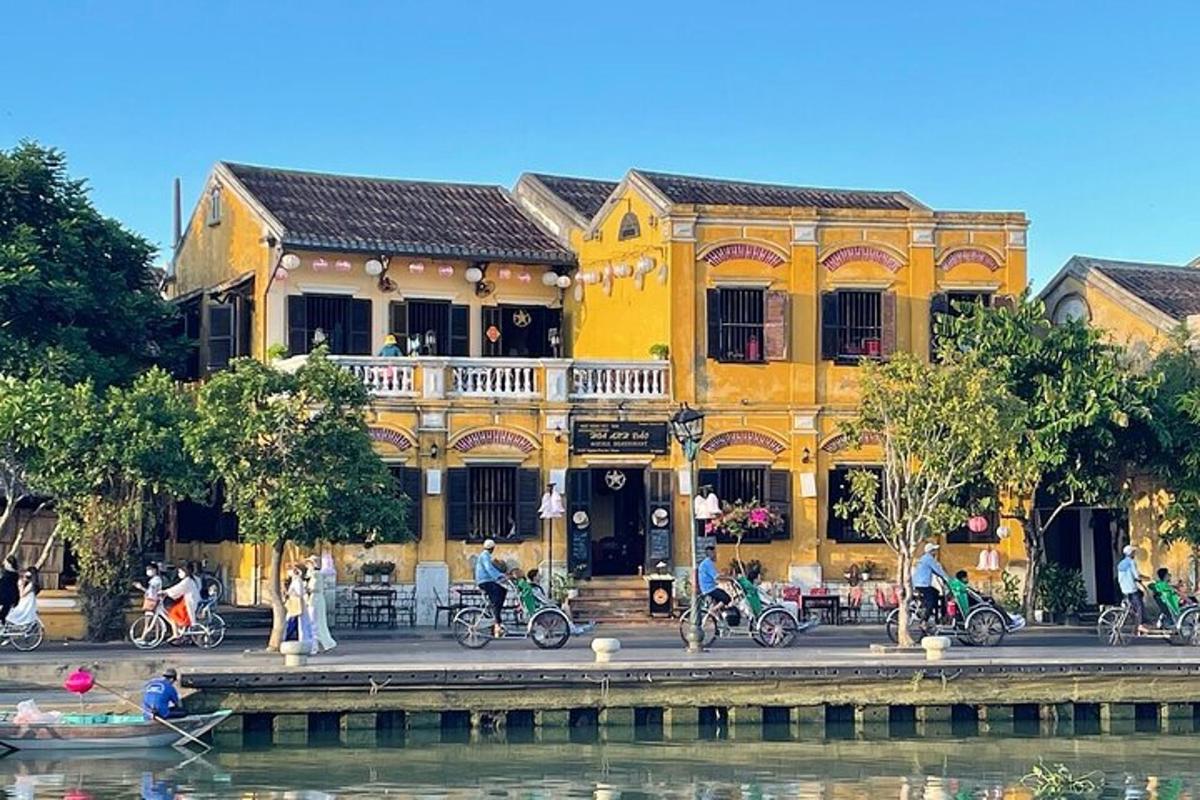 một tòa nhà màu vàng bên cạnh một vùng nước