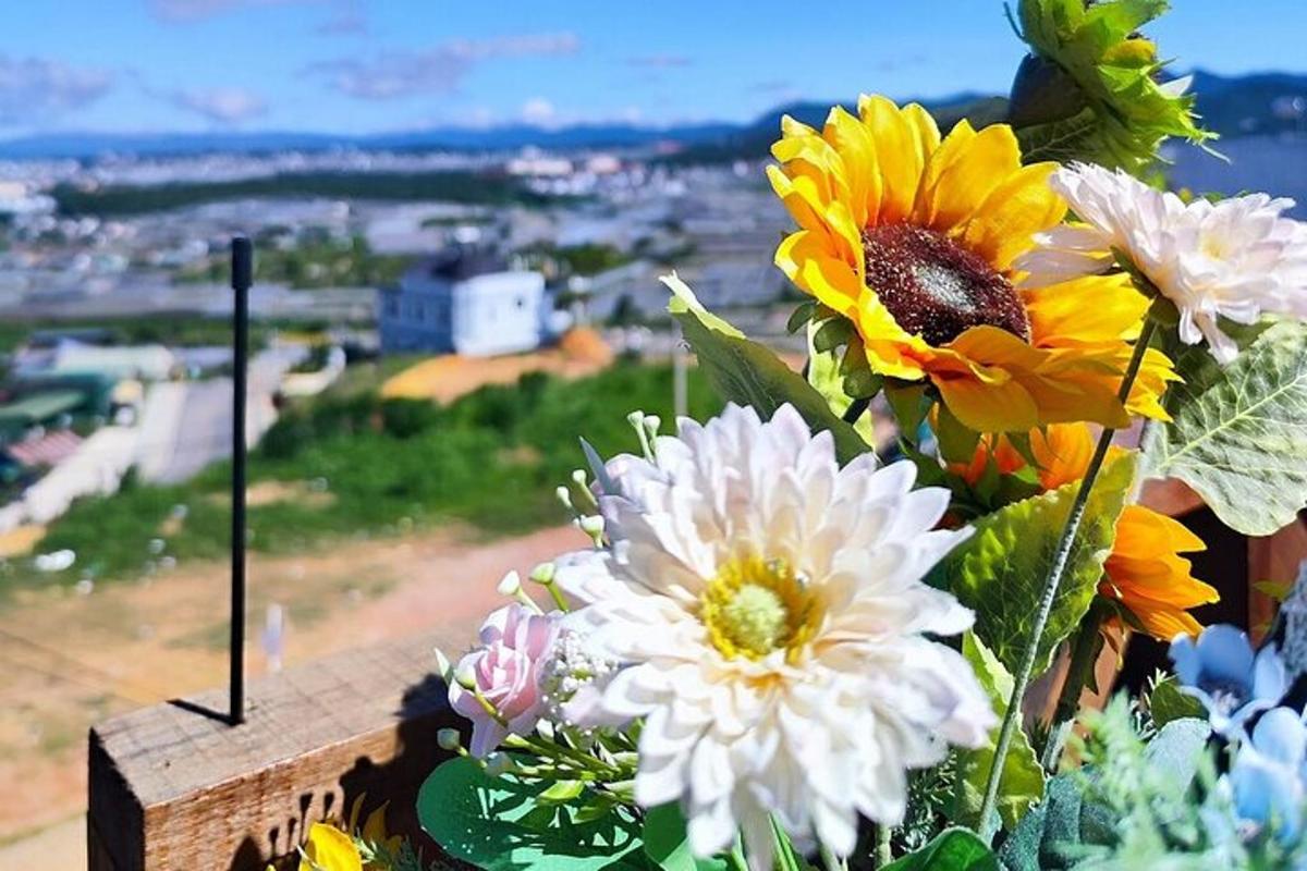 Un ramo de flores encima de una valla