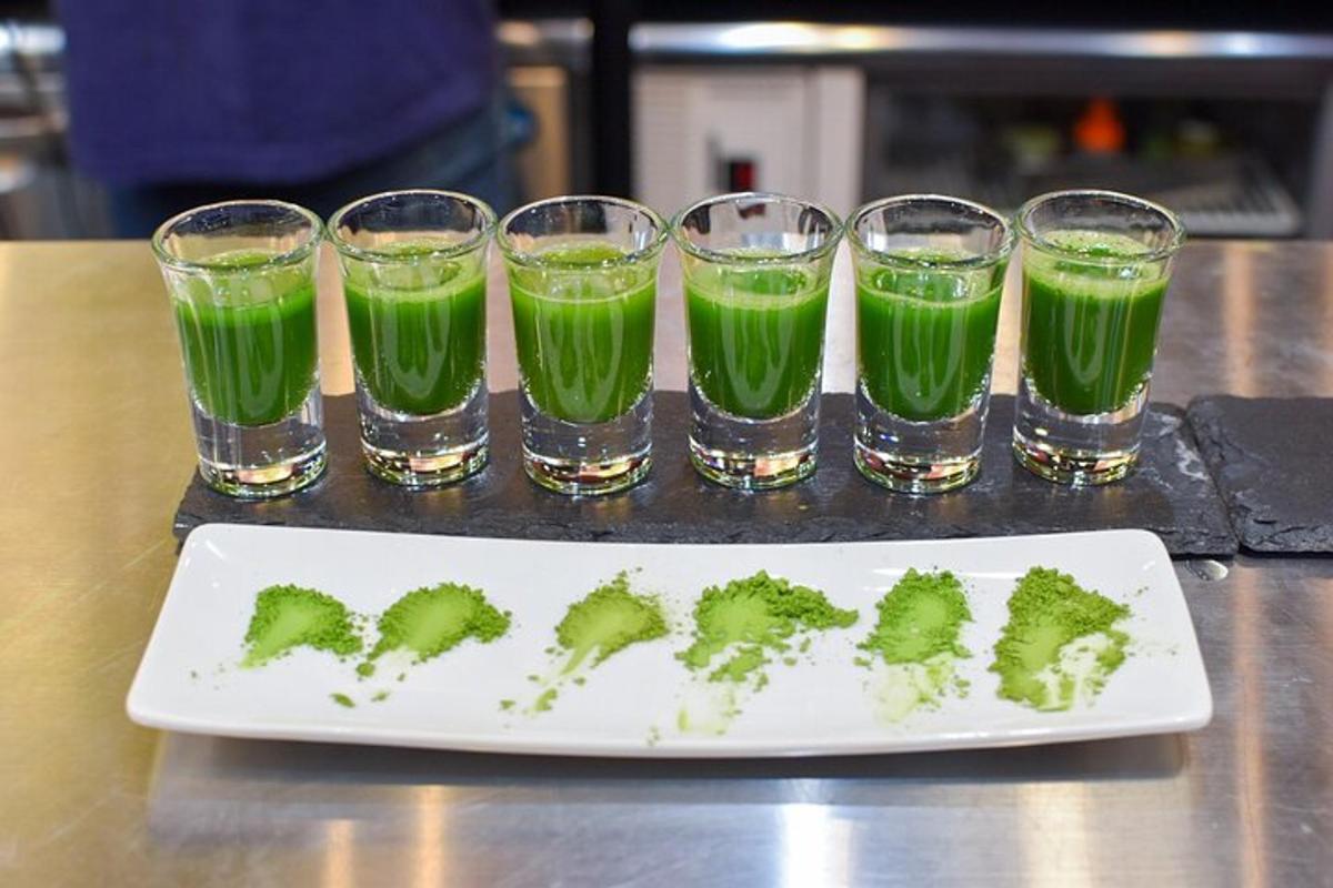 um prato de brócolis e quatro copos de suco verde