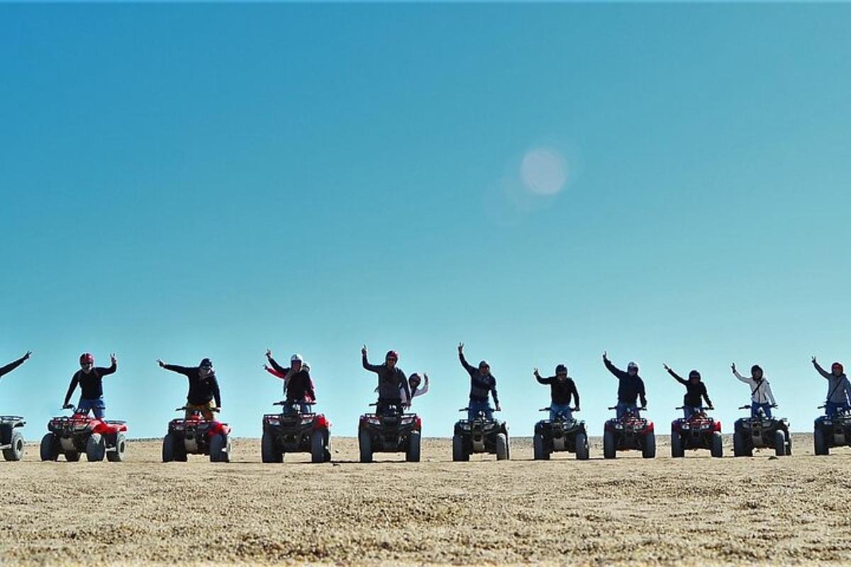 un gruppo di persone in sella ai loro quad