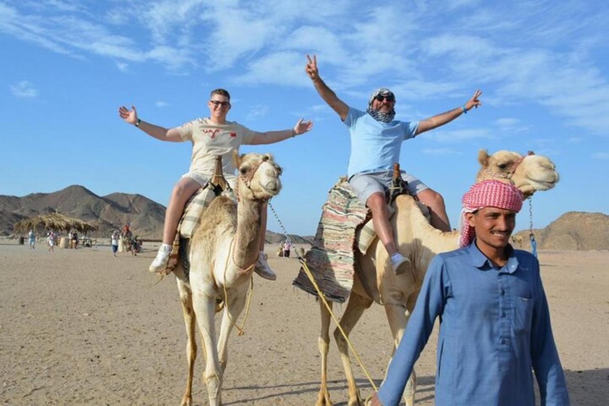 tre uomini a cavallo di cammelli nel deserto