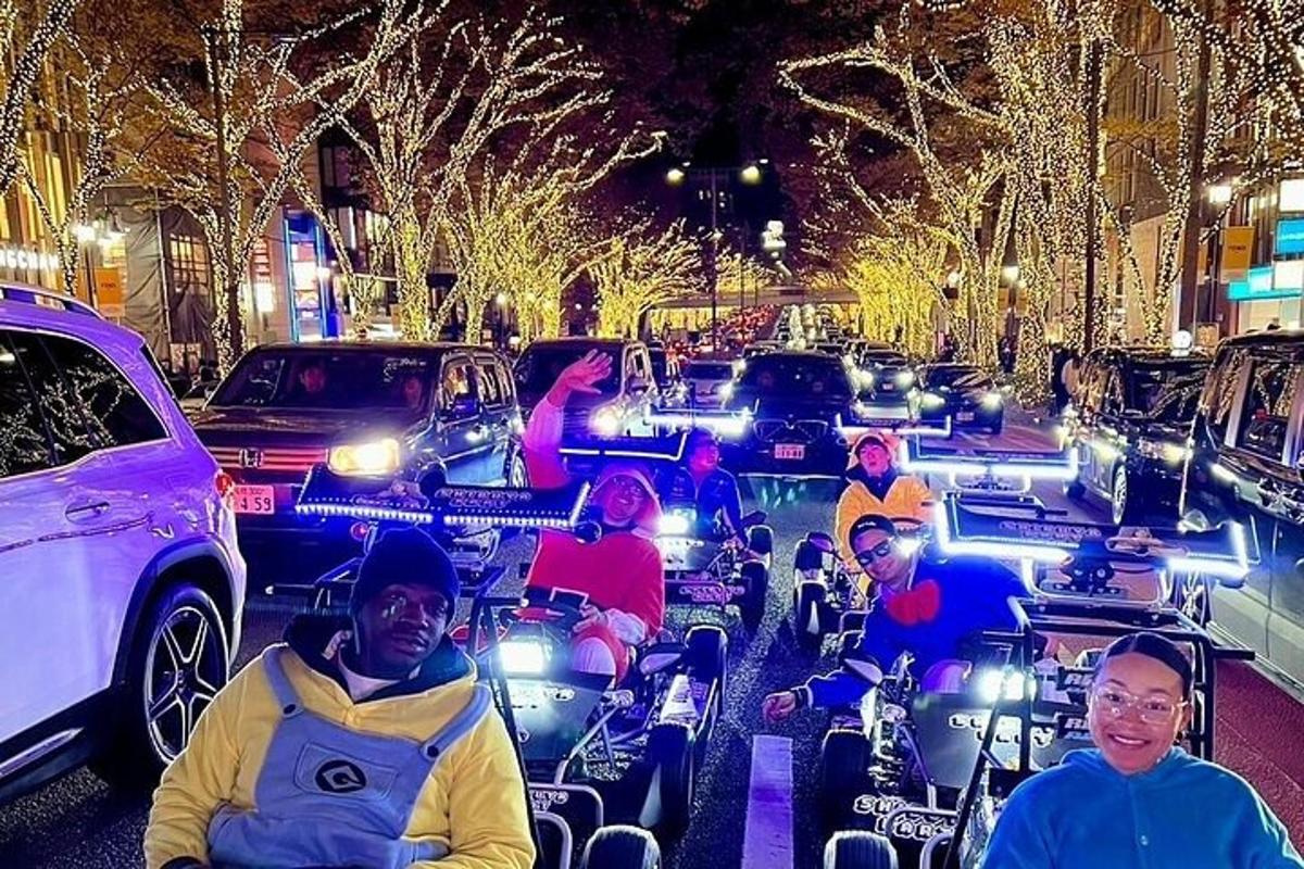 un groupe de personnes faisant du vélo dans une rue la nuit