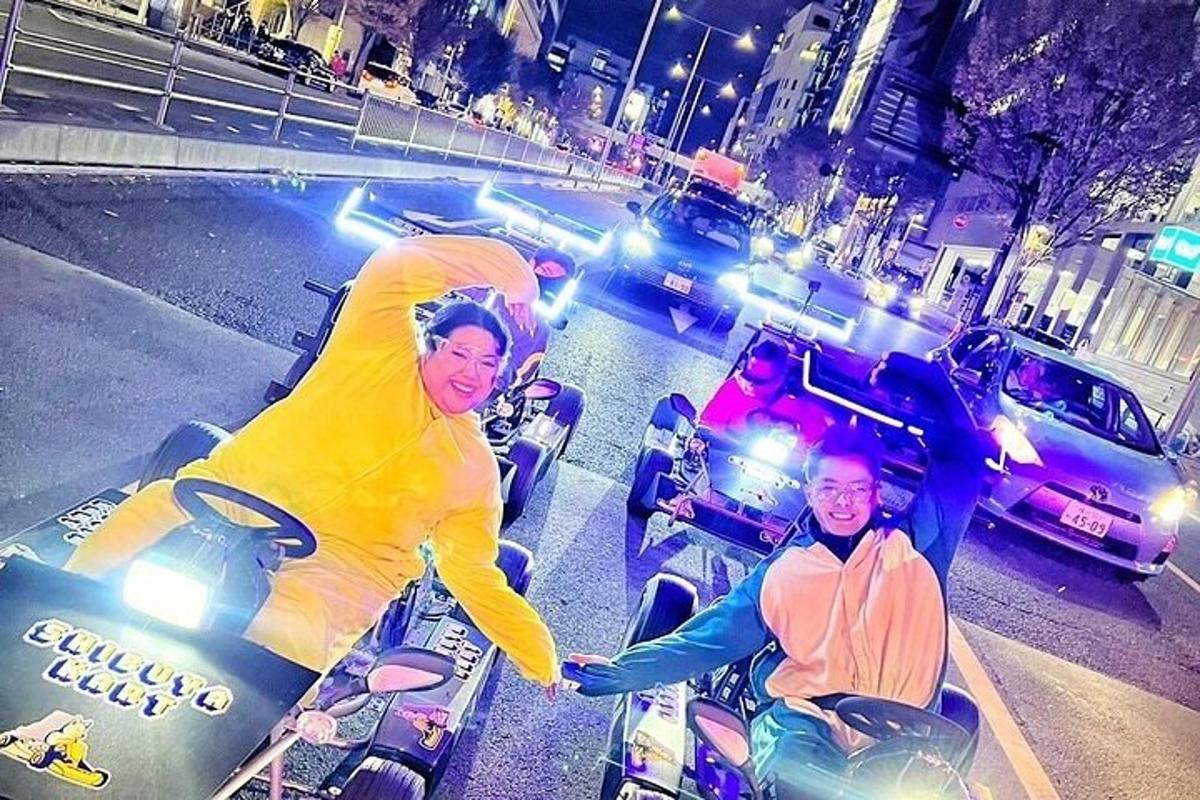 Un grupo de personas que viajan en motocicleta por una calle de la ciudad.