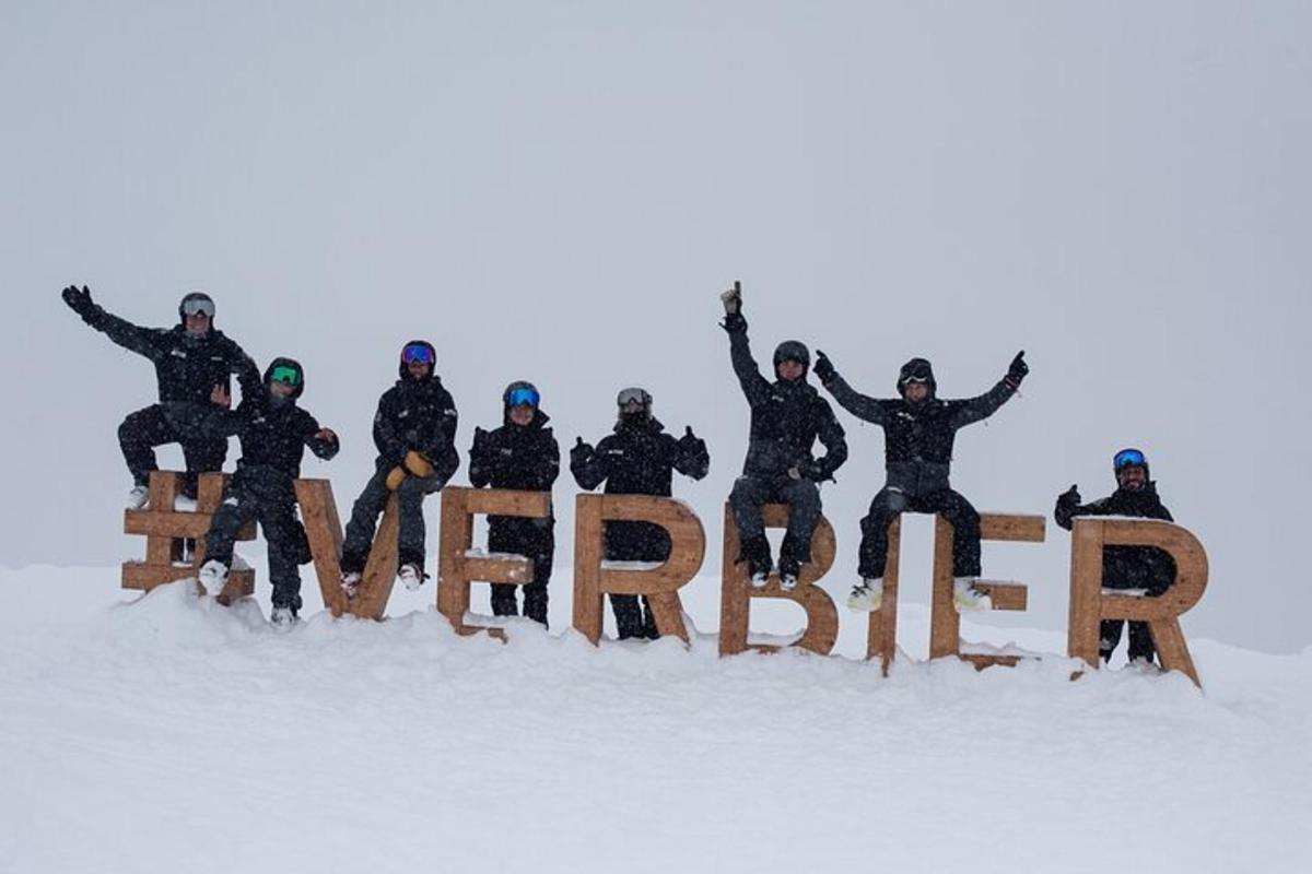 um grupo de pessoas sentadas em uma placa na neve