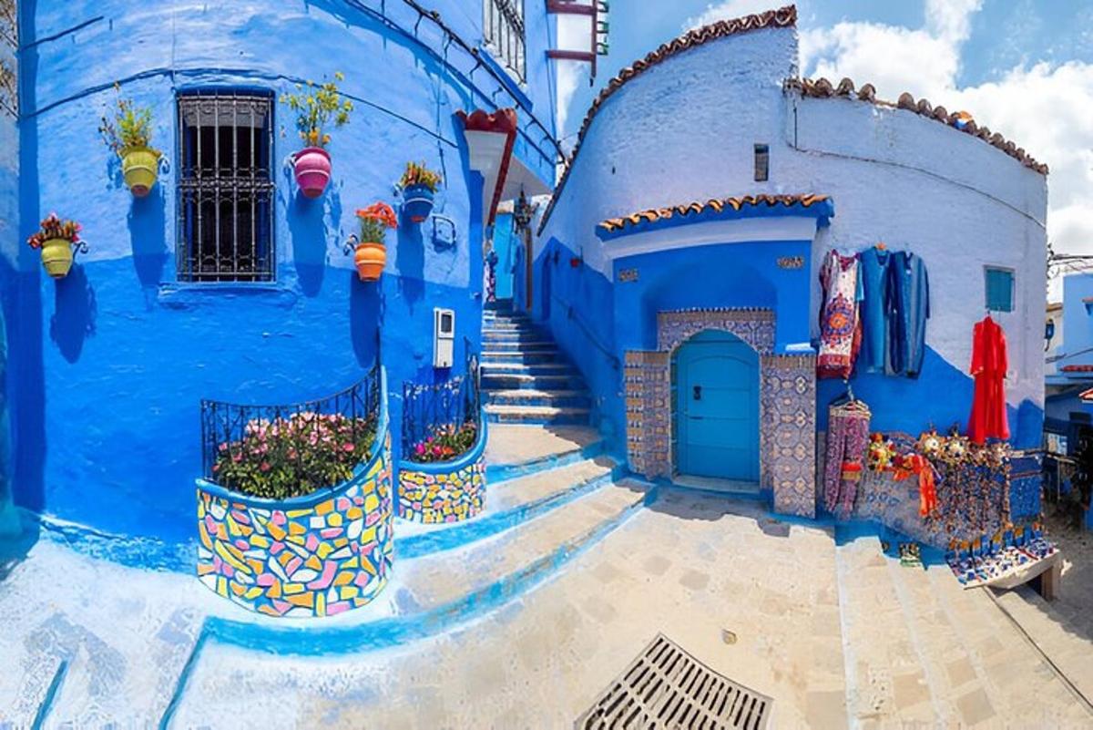 un edificio blu con scale e una porta blu