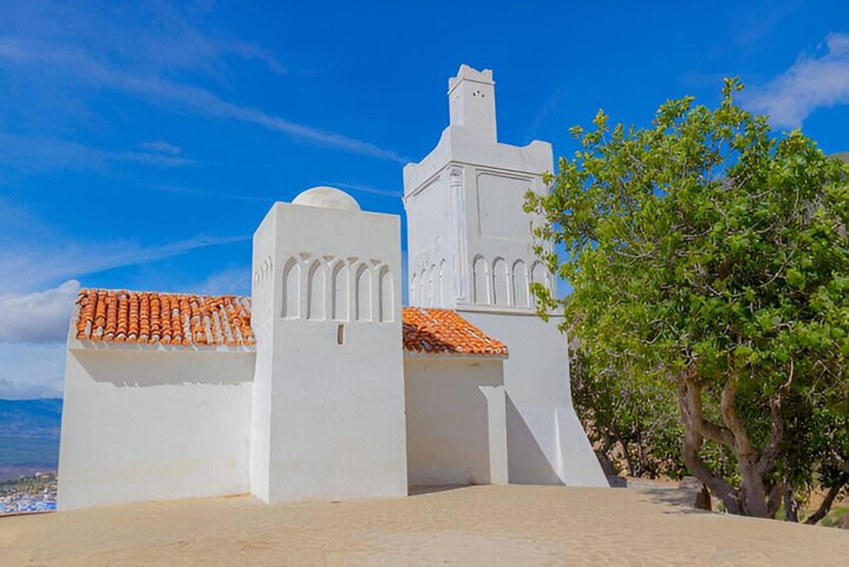 un edificio bianco con una torre sulla spiaggia