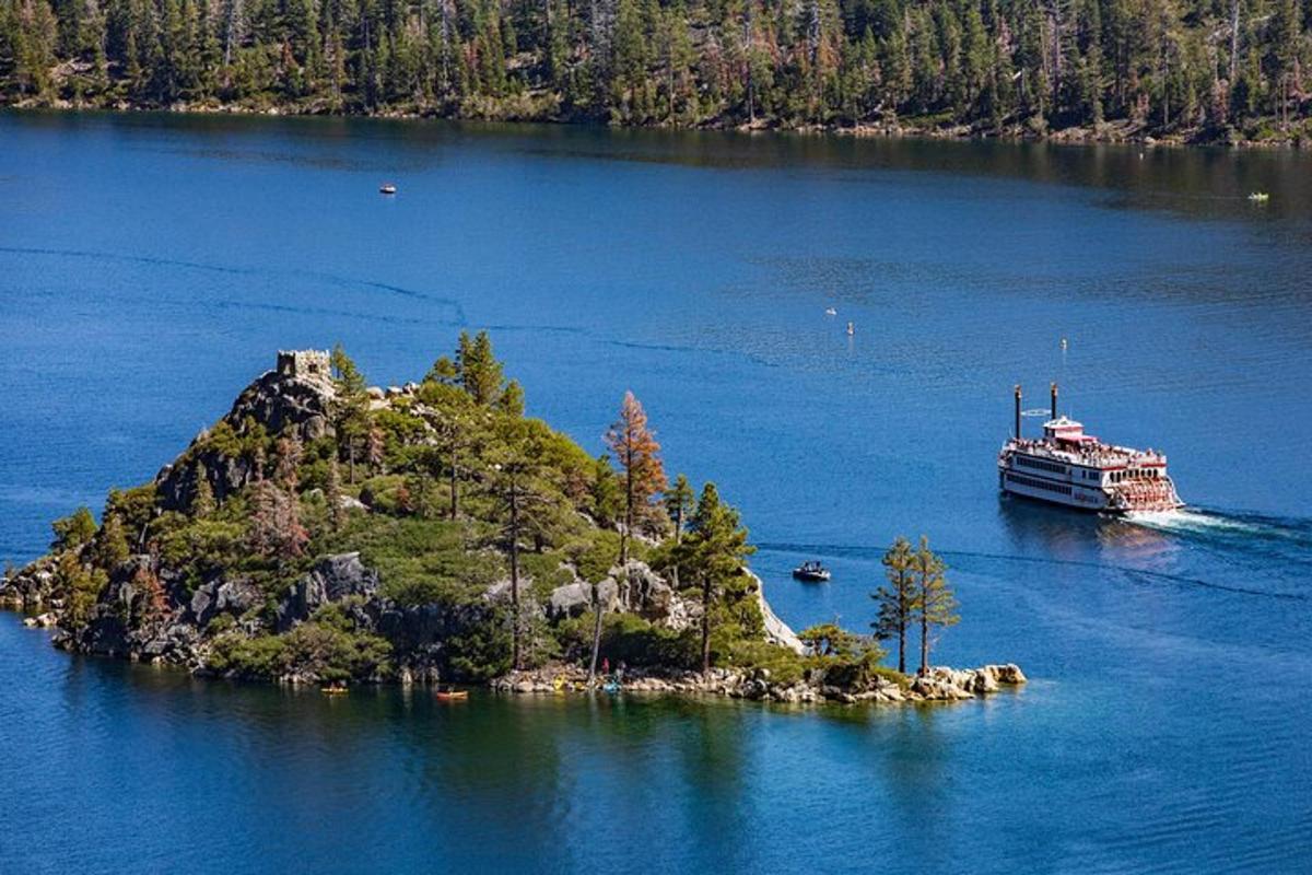 una barca su una piccola isola in un lago