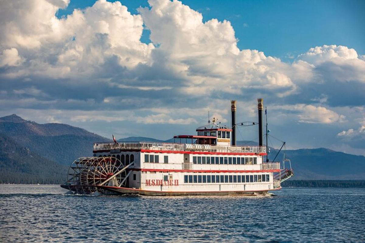 um grande barco na água de um lago