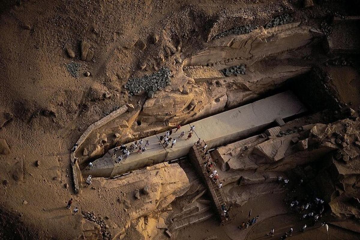 una vista cenital d'un terra de terra amb gent caminant
