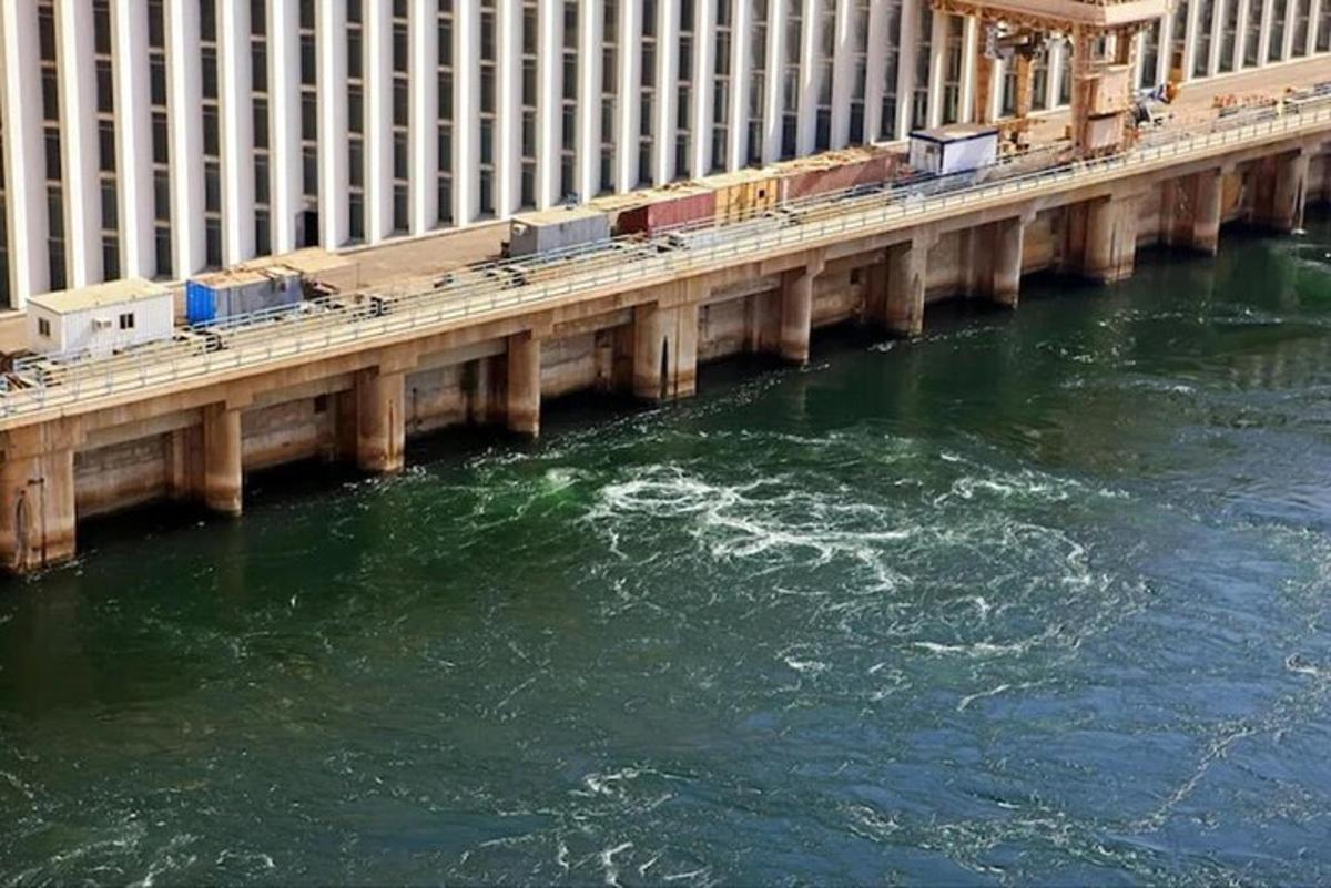 un pont sobre un riu al costat d'un edifici