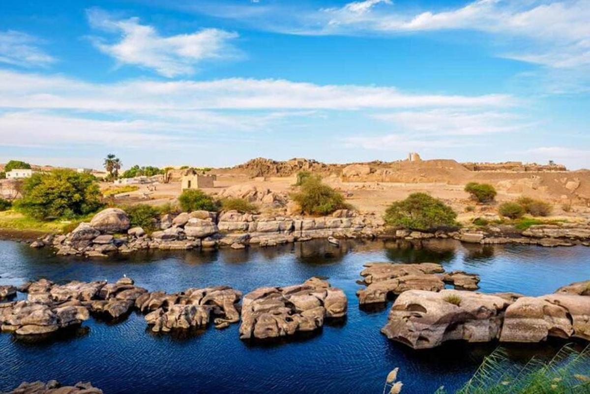 un riu amb roques al mig d'un desert