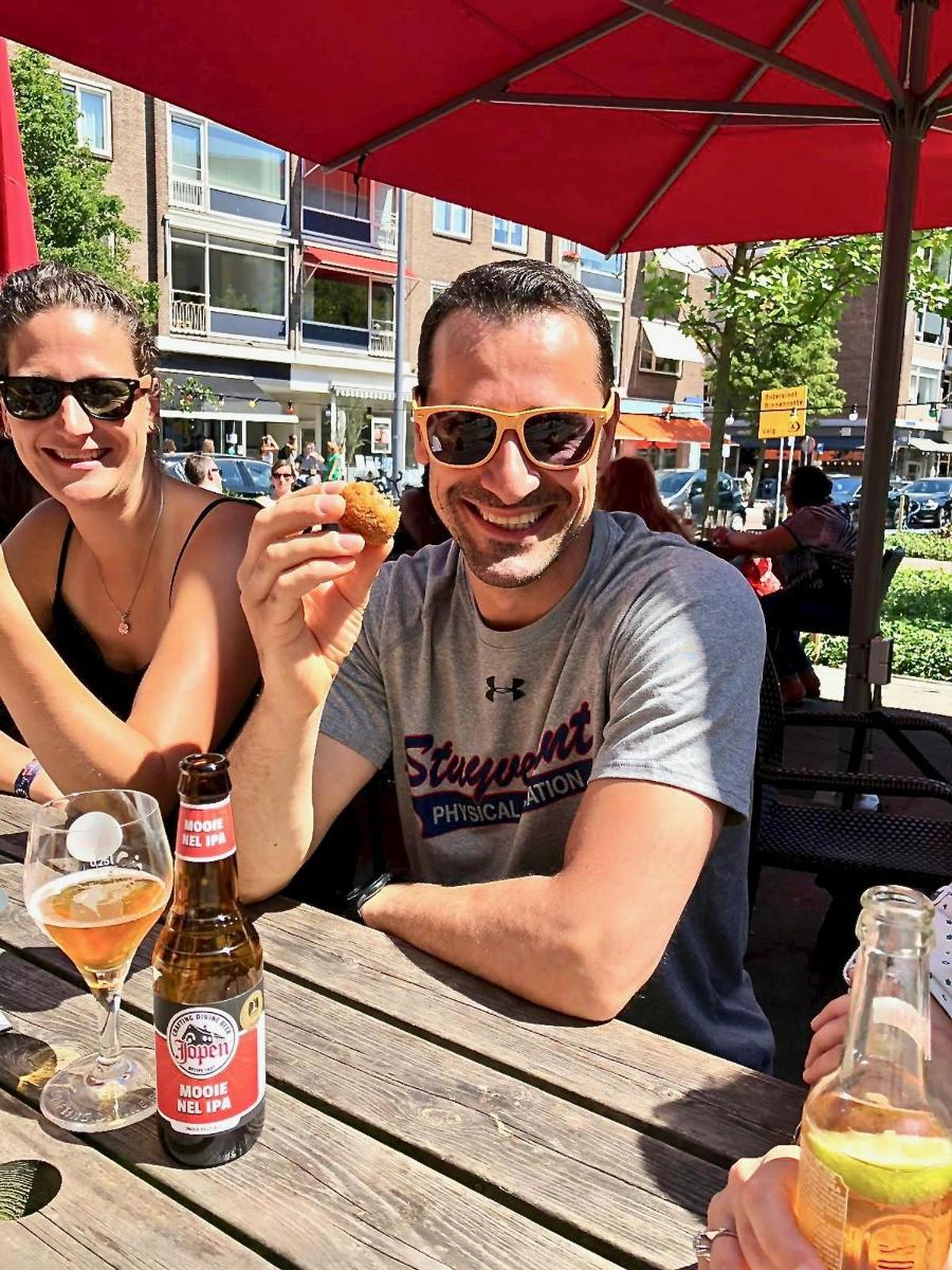 Ένας άντρας και μια γυναίκα κάθονται σε ένα τραπέζι τρώγοντας ένα σάντουιτς