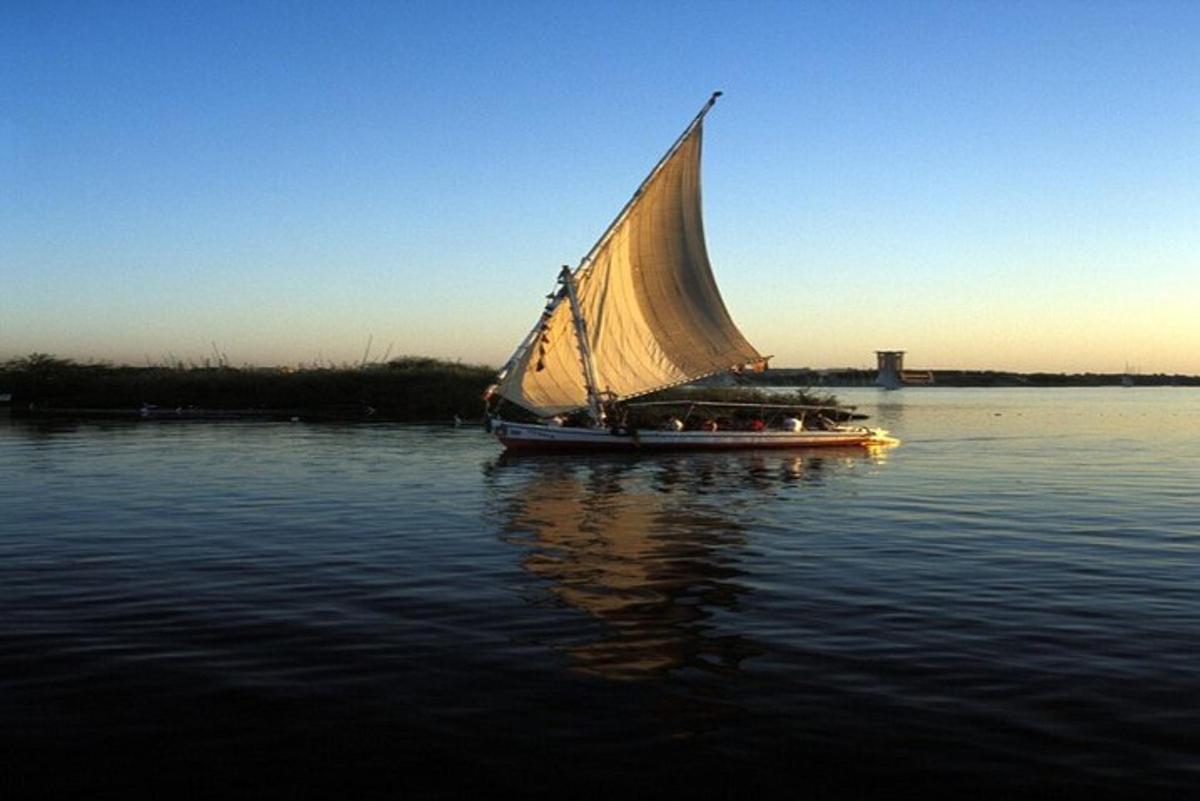 perahu dengan layar besar di atas air