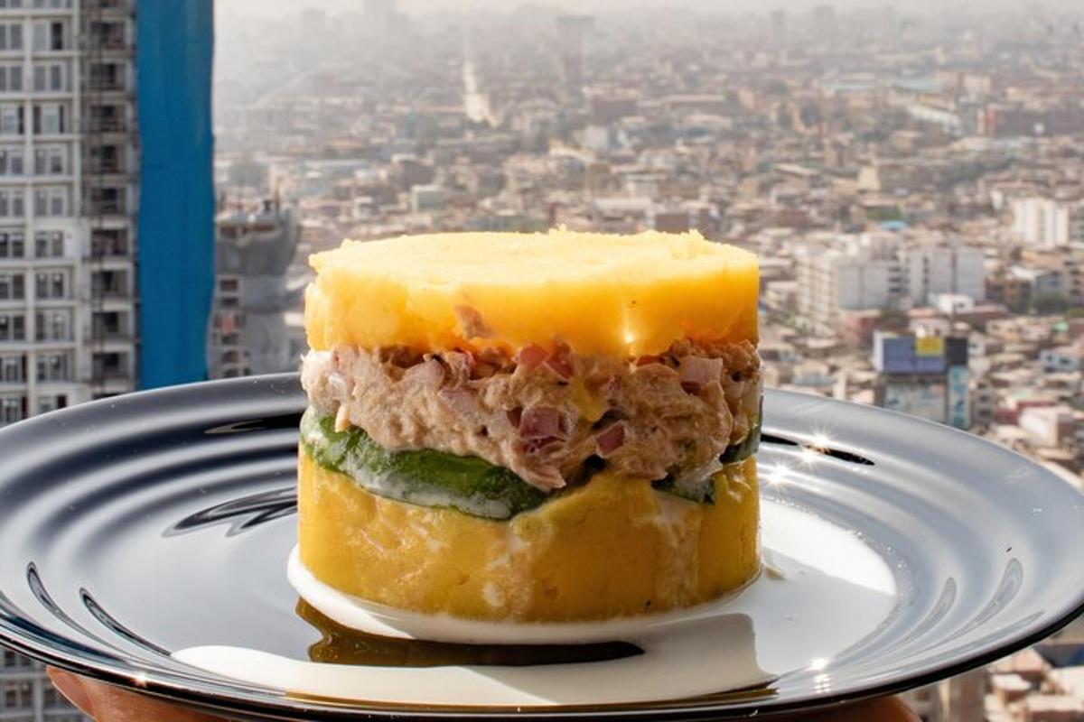 Un sándwich en un plato en la cima de una ciudad.