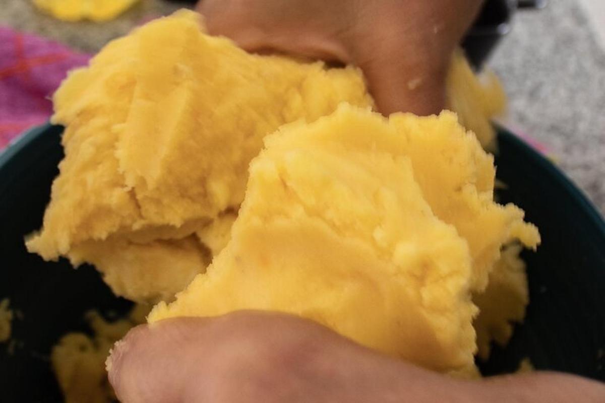 una persona sostiene un trozo de comida