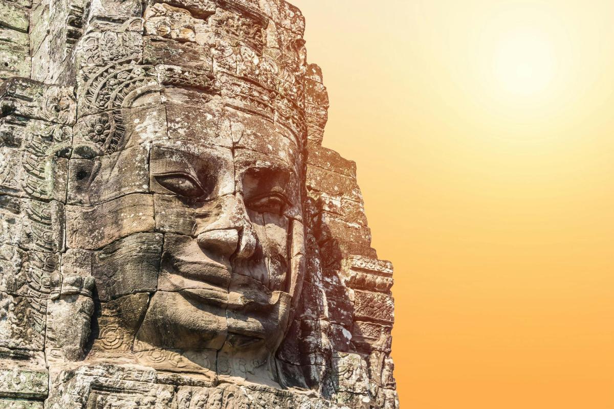 patung muka di sisi bangunan