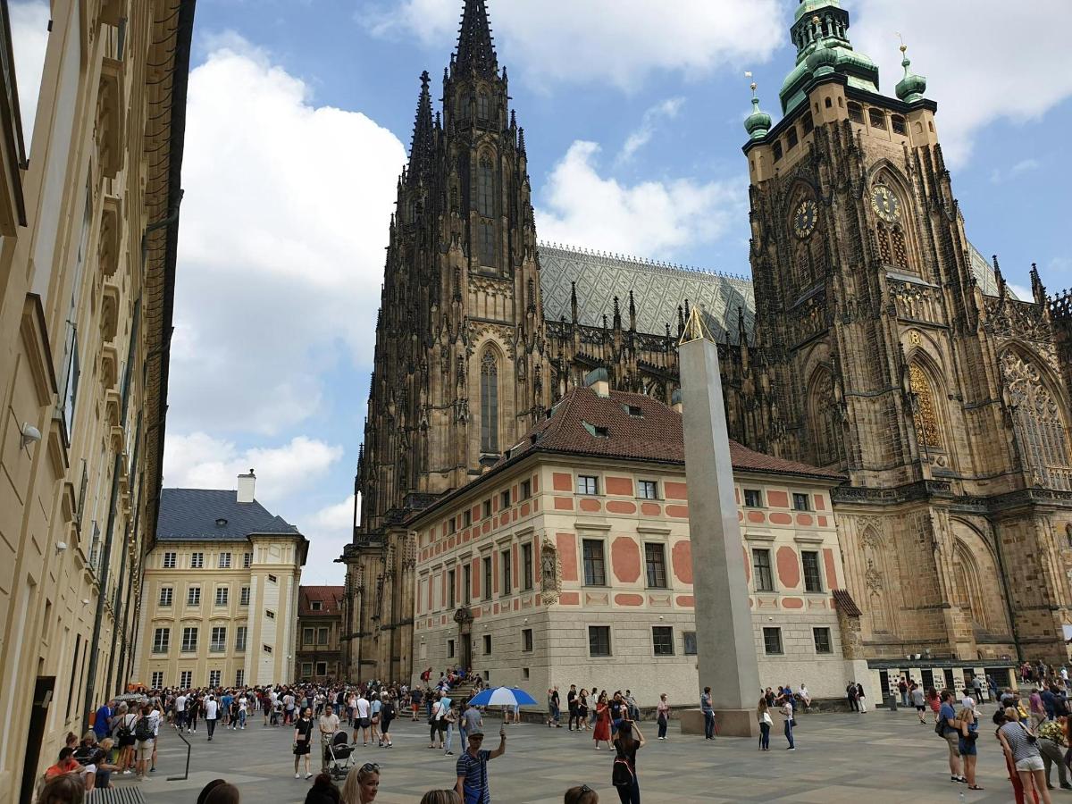 un gruppo di persone che camminano davanti a una cattedrale