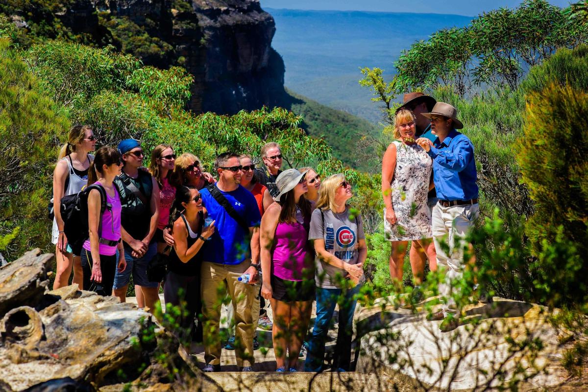Un grupo de personas de pie en la ladera de una montaña