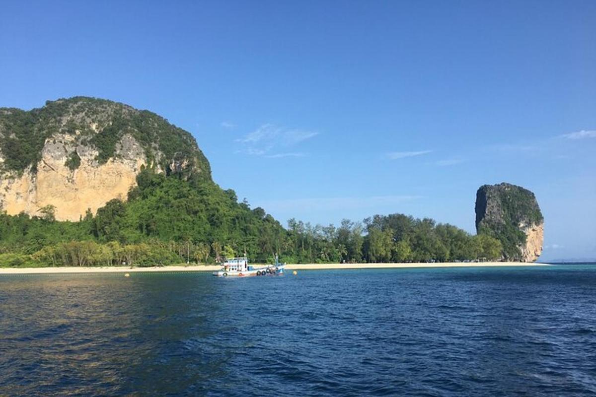 isang bangka sa tubig sa tabi ng beach