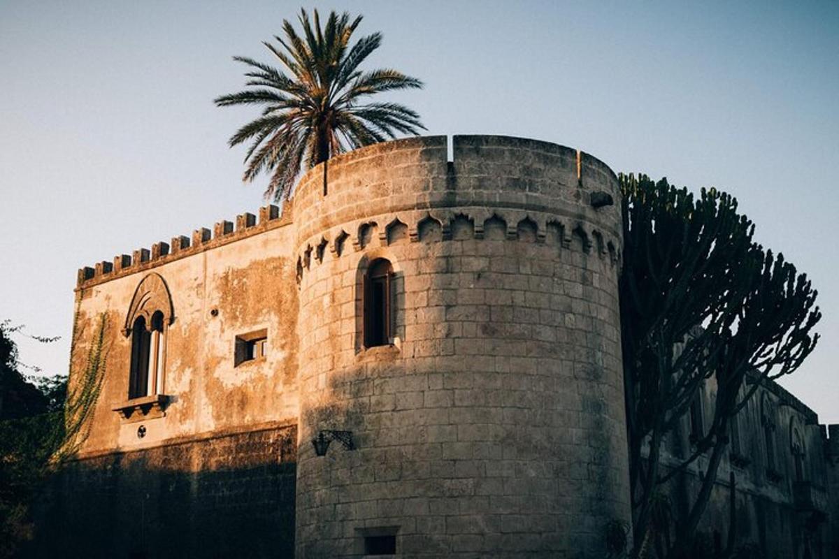 ένα κτίριο με έναν φοίνικα στην κορυφή του