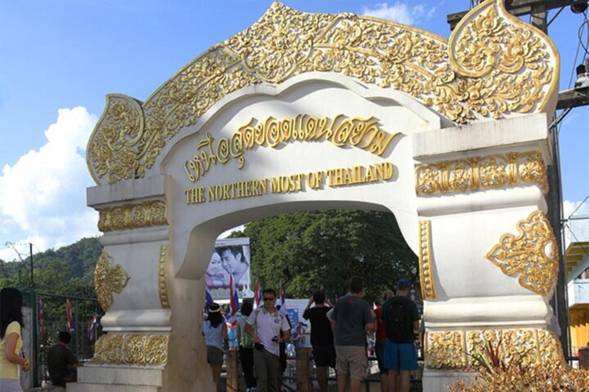 a gate at the entrance to the disney park