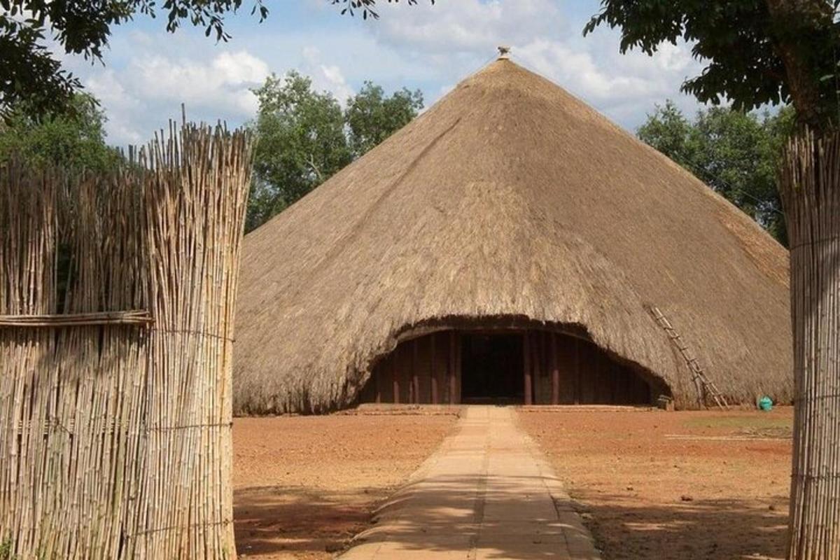un gran edificio con techo de paja