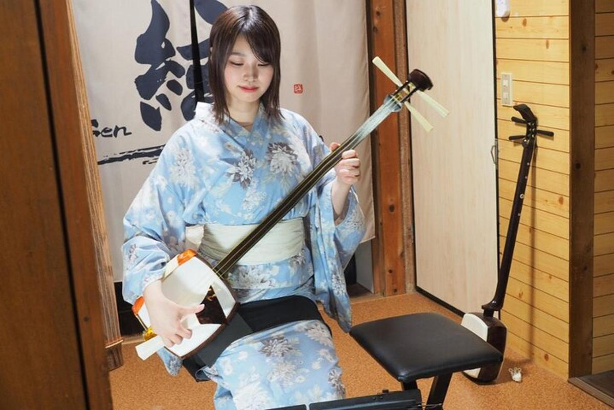 kimonos naine, kes hoiab käes võlukeppi