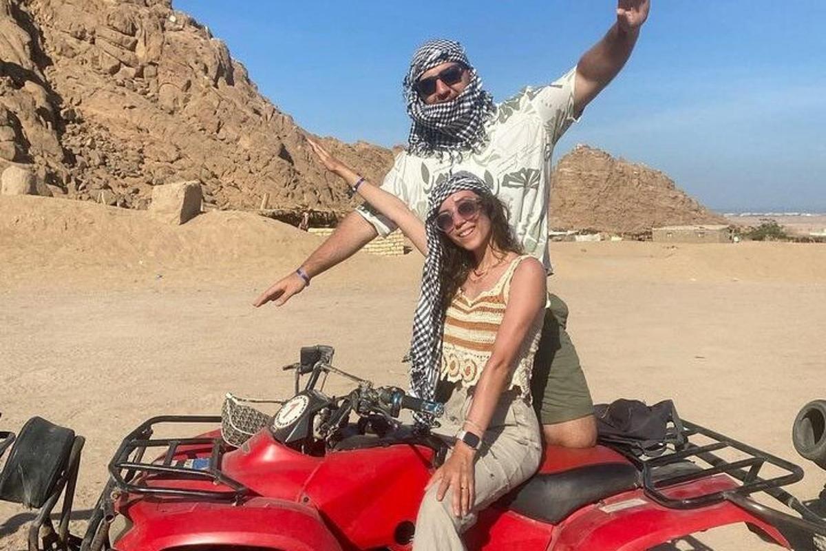 moški in ženska sedita na motorju v puščavi