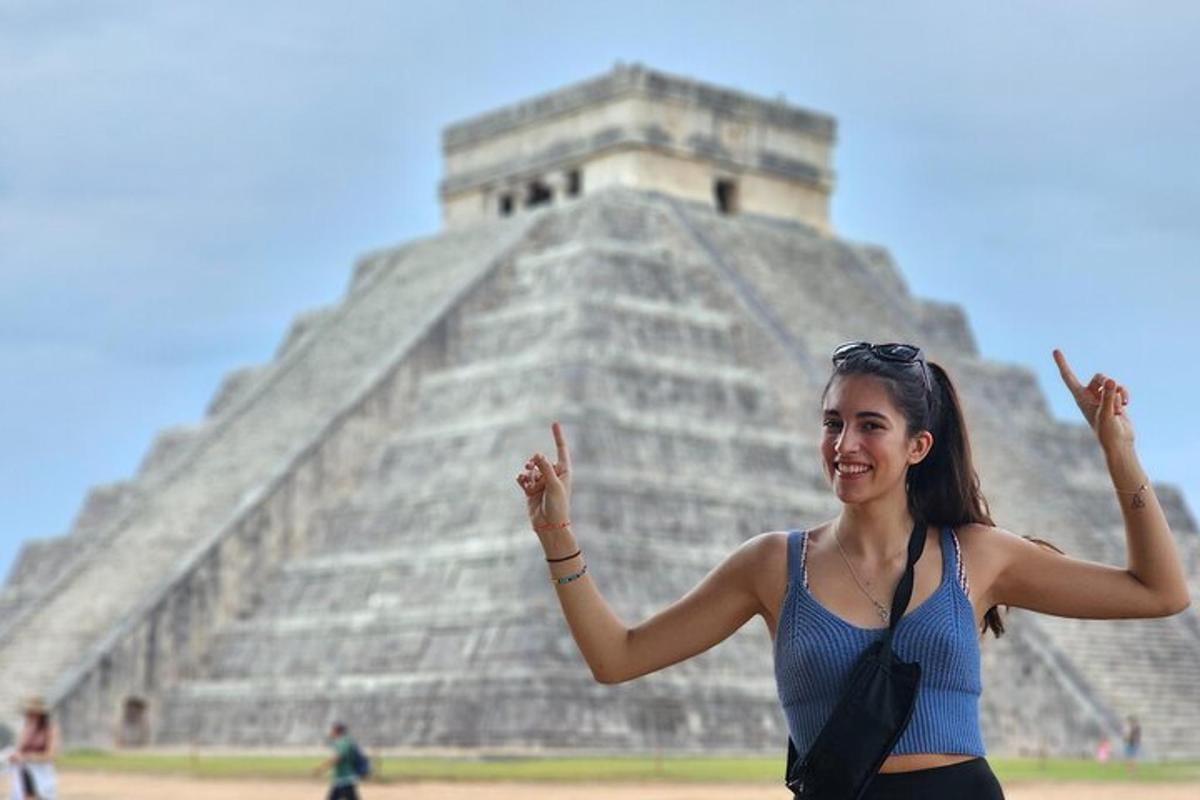 una mujer parada frente a una pirámide