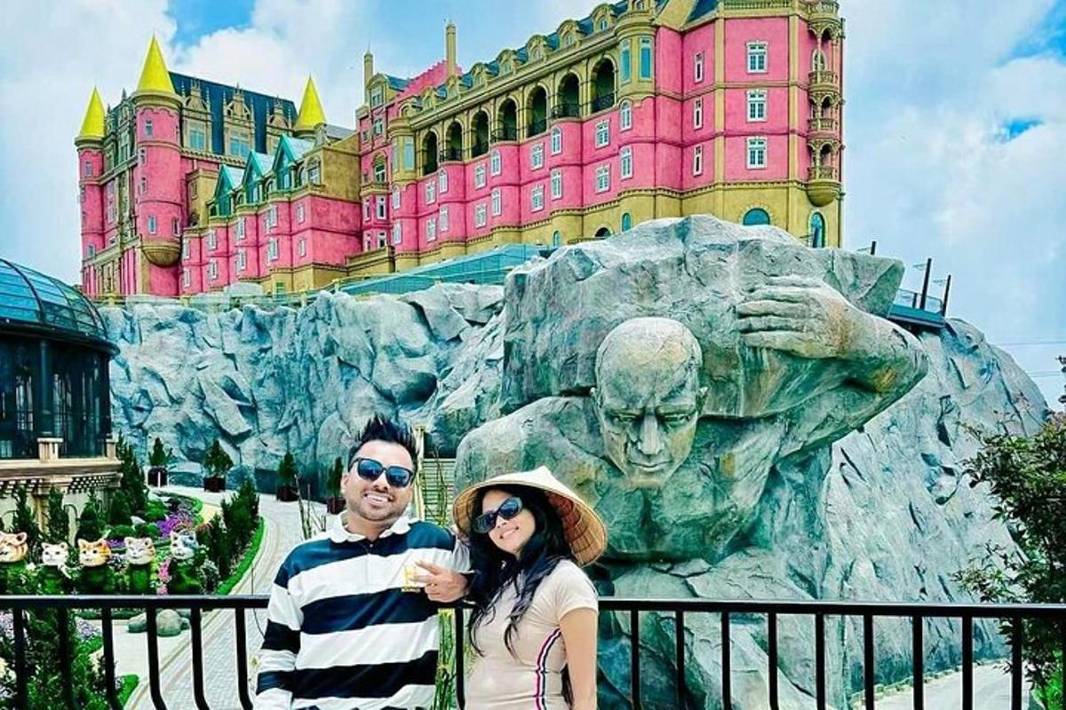 un uomo e una donna in piedi davanti a un castello