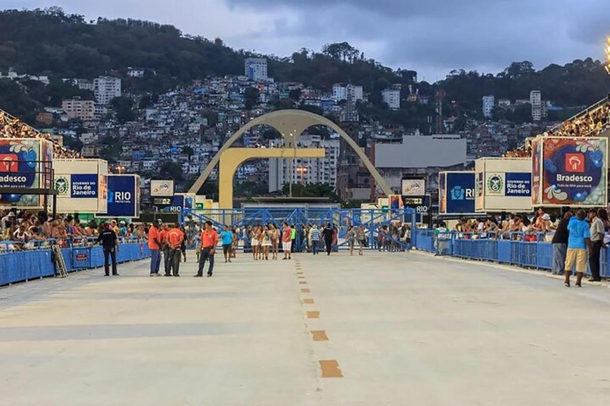 dav lidí stojících kolem stadionu