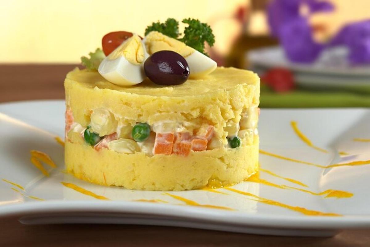 sepotong kue di atas piring di atas meja