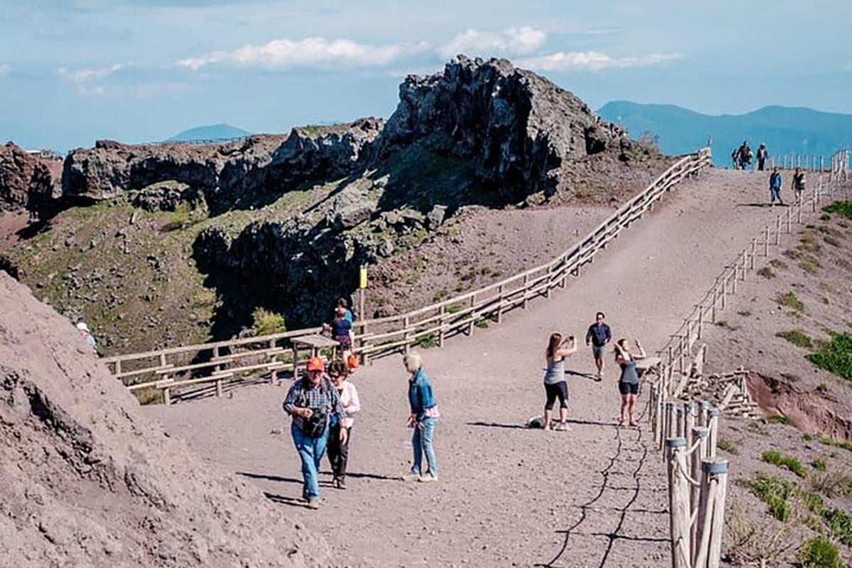 un groupe de personnes marchant sur un chemin de terre