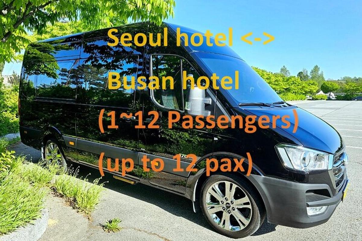 sebuah mobil van hitam diparkir di tempat parkir
