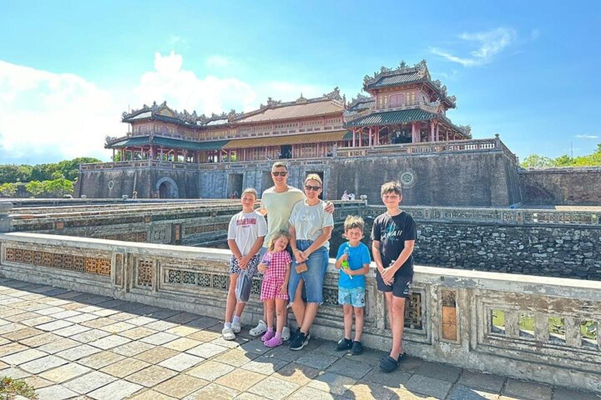 en familie som poserer for et bilde foran en bygning