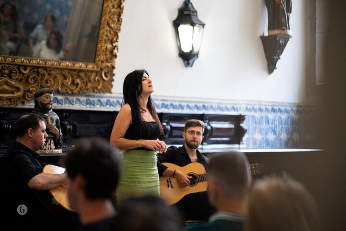una dona dreta al costat d'un home que sosté una guitarra