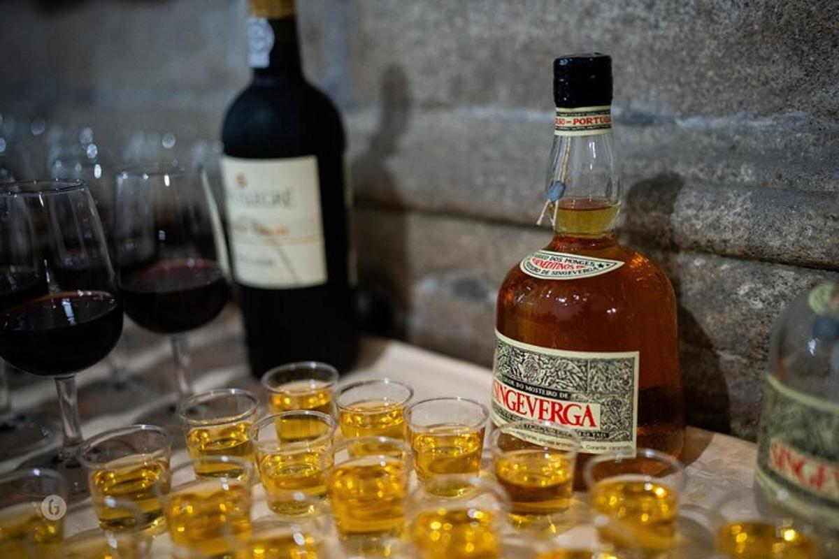 una ampolla d'alcohol al costat de copes de vi