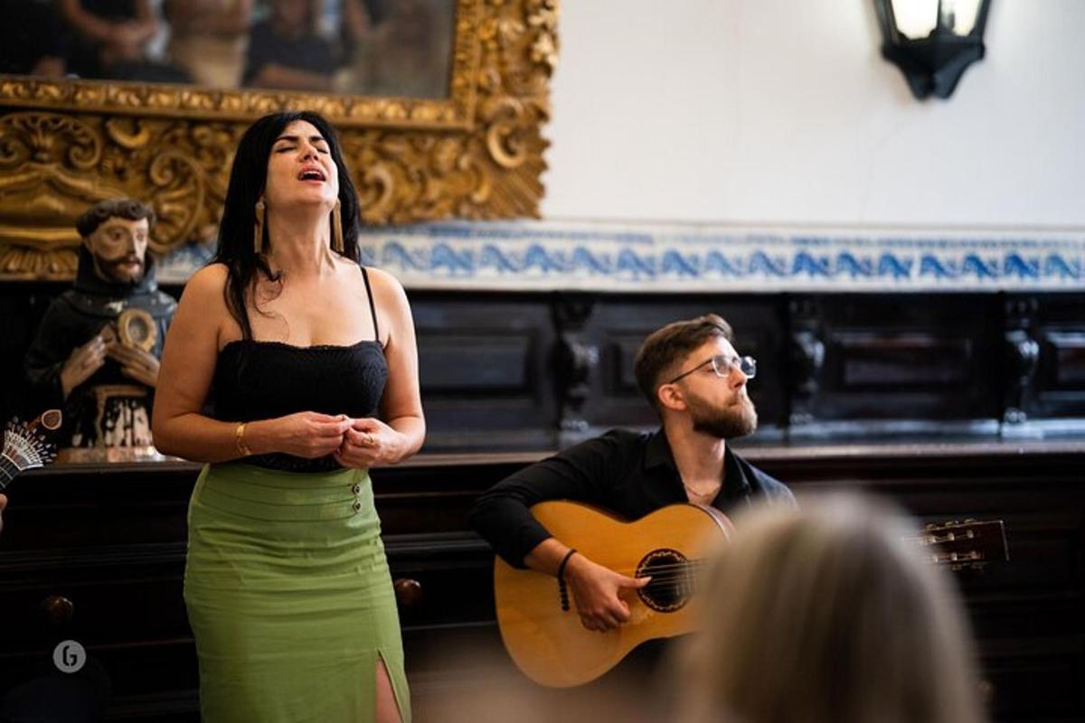 una dona dreta al costat d'un home que sosté una guitarra