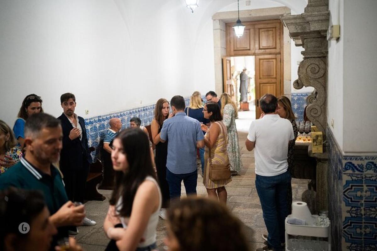 un grup de persones dempeus en una habitació