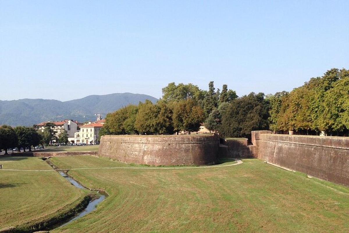 Blick auf eine Mauer mit einem Fluss und Bäumen