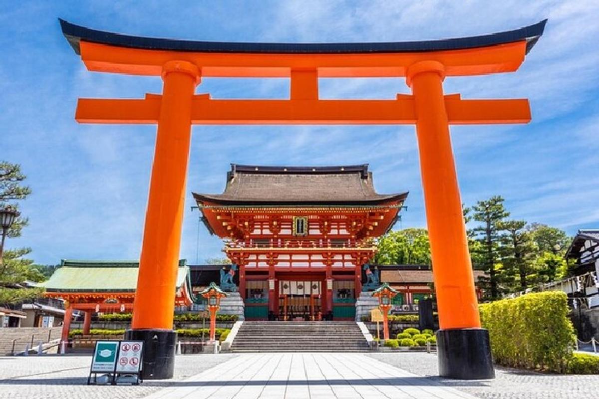 pintu gerbang torii berwarna oren di hadapan sebuah bangunan