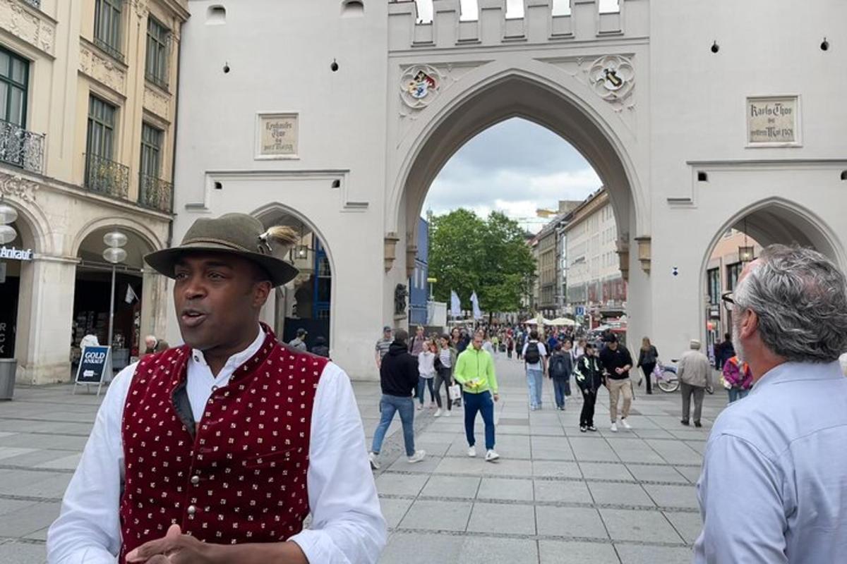 muž v klobouku stojící na ulici