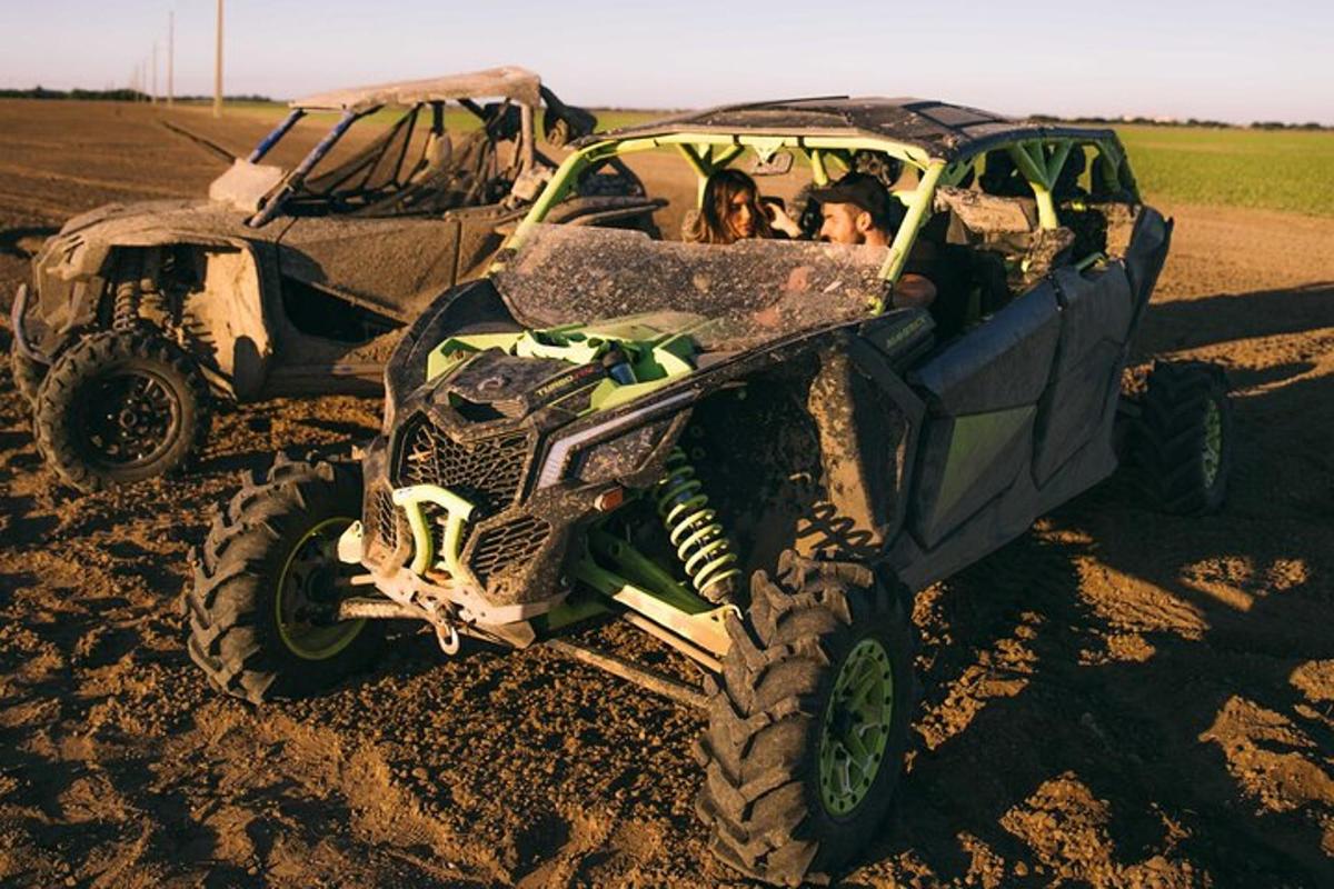 kaks inimest istuvad ATV-s poris