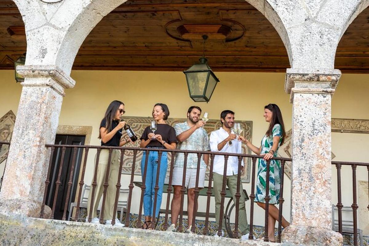 un grup de persones dempeus en una tanca