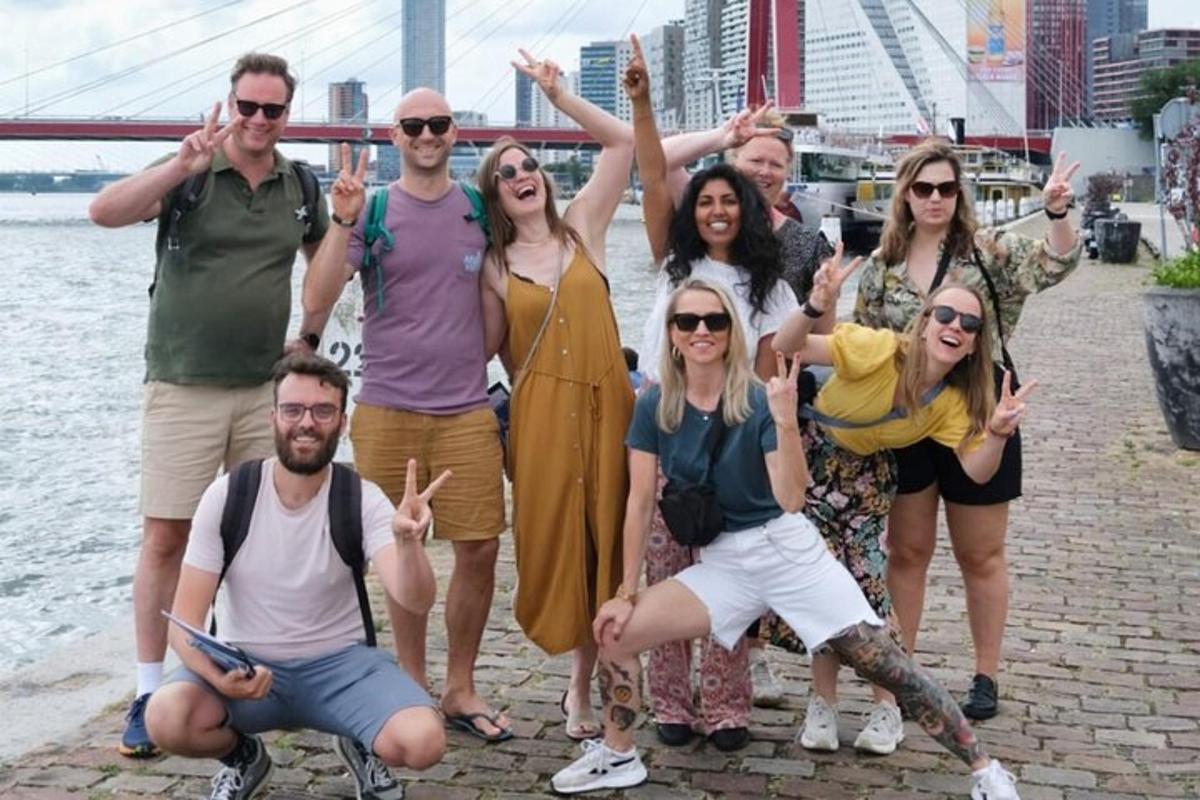 grupp inimesi poseerib vee ääres pildi jaoks