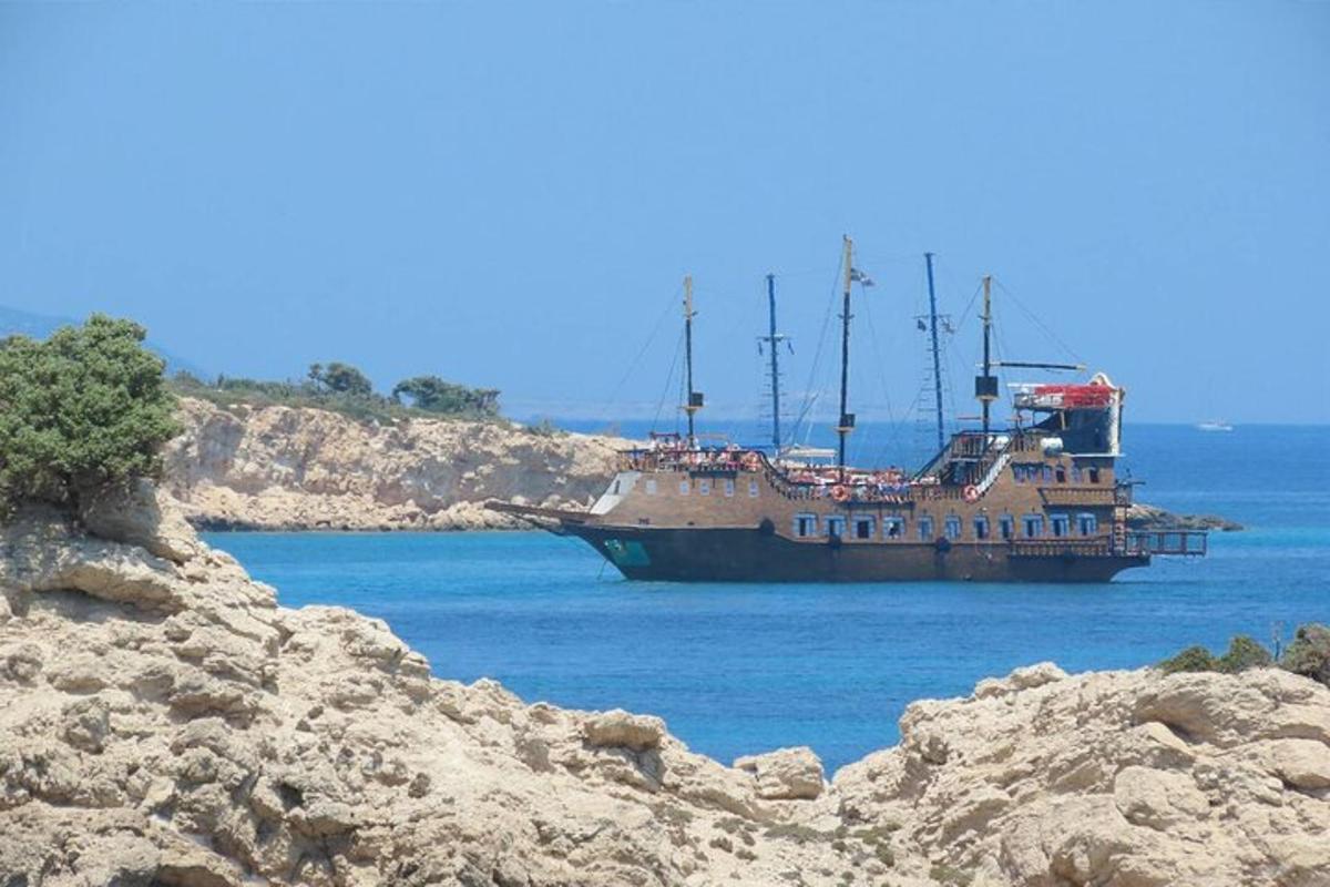 una grande barca è seduta nell'acqua