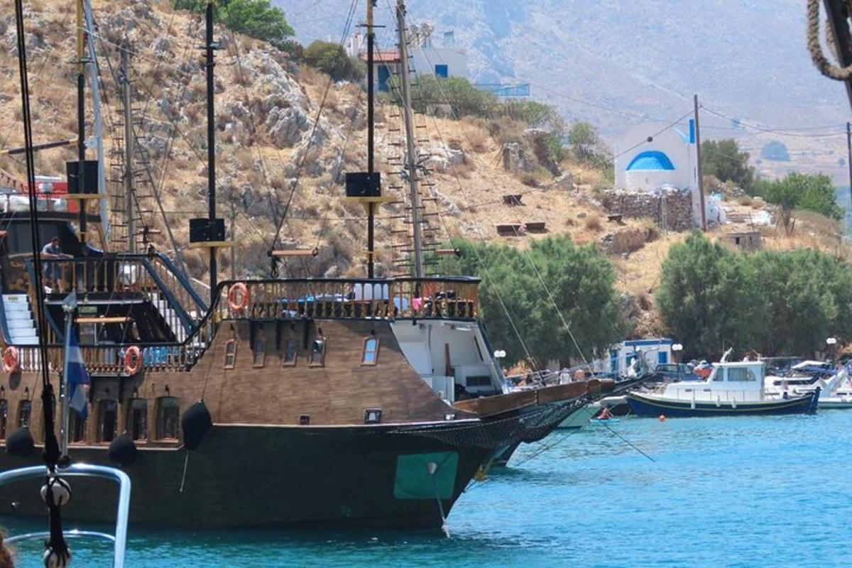 Un gran barco está atracado en un cuerpo de agua