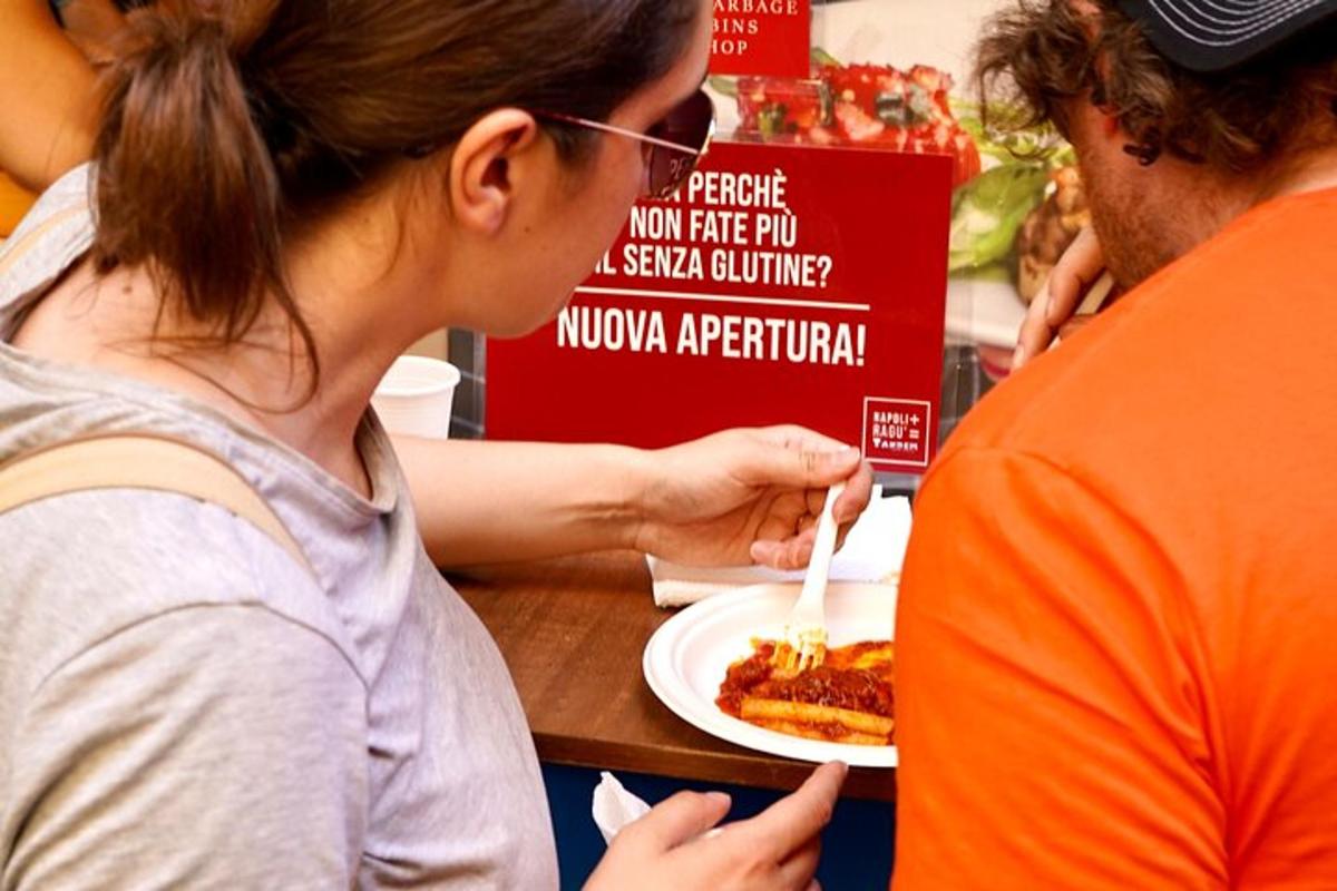 žena sedící u stolu a jíst talíř jídla