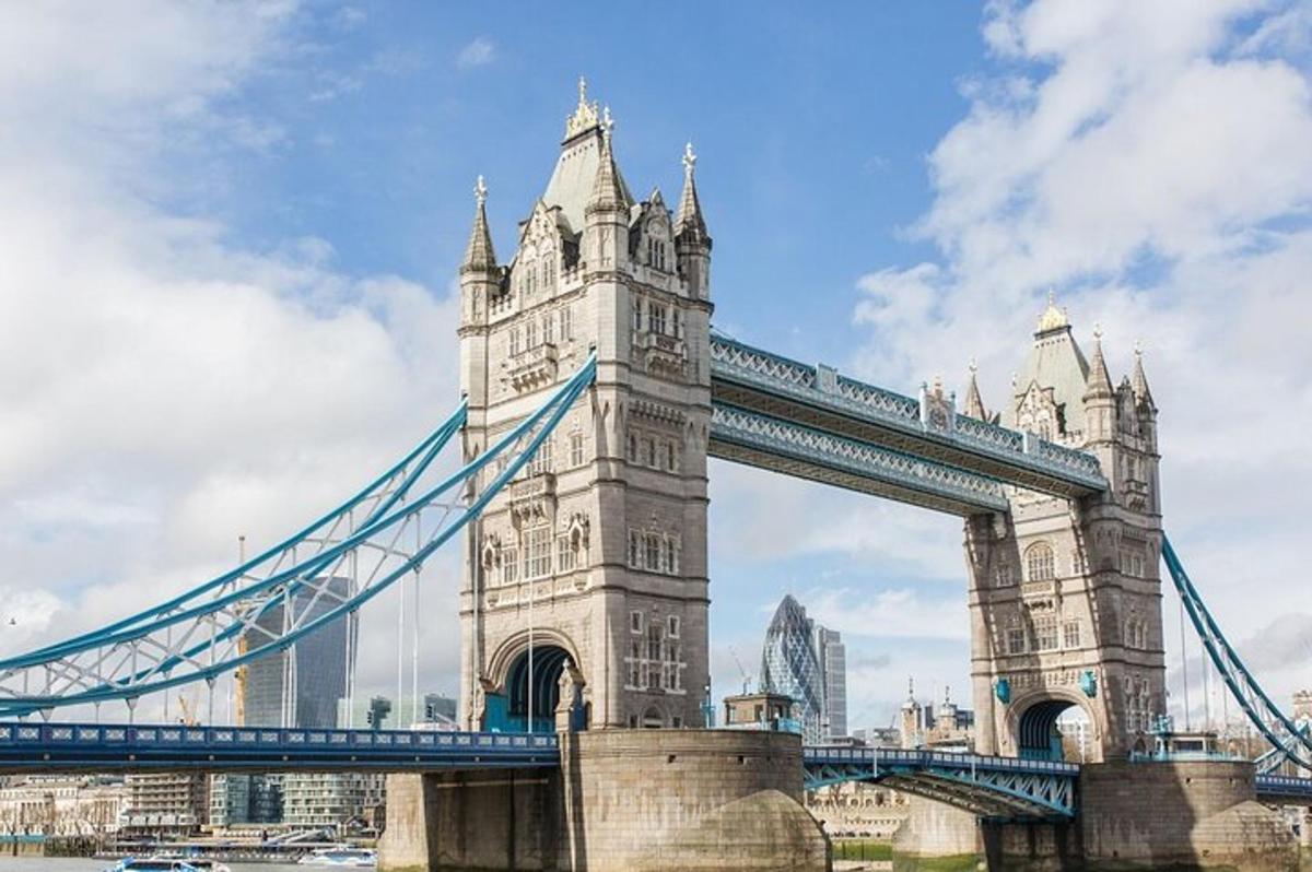 Hengibrú í London með byggingum í bakgrunni